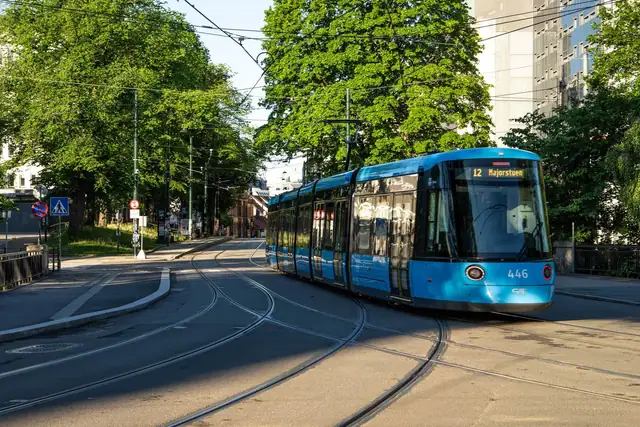 Det er svært gode kollektivtilbud rett utenfor døren.