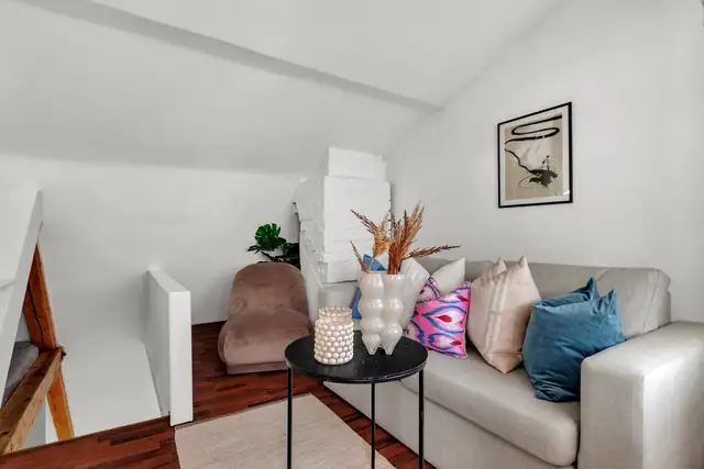 Loftstuen har plass til sofa, salongbord og mediemøbler.