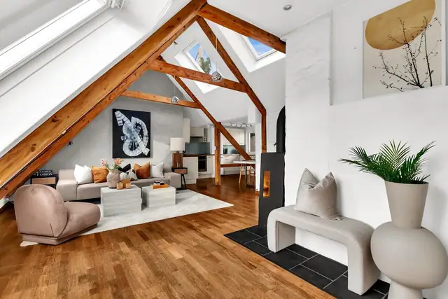 Stuen har god plass til komfortabel sofa, salongbord, sjeselong og mediemøbler.