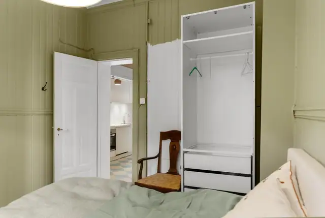 Ett av soverommene har både garderobeskap og plassbygd kott.
