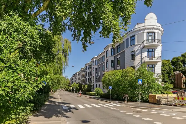 Leiligheten ligger i sjarmerende omgivelser på Fagerborg/Jessenløkken, godt tilbaketrukket fra Kirkeveien. Her kan man bo uten bil, for alle typer fasiliteter ligger i gåavstand.
