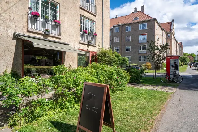 Miniparken  Lille Jacob  ligger like borti gata, samt en av nærområdets hyggeligste kafeer, Havens Kafé, og Havens kolonial.