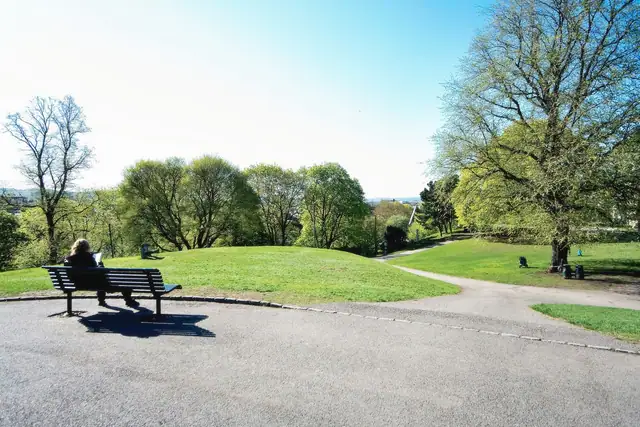 Fra leiligheten er det kun 500 meter til Stensparken, med vannspeil, lekeplass og en liten kafé sommerstid. I nordenden av parken ligger  Blåsen  - en høyde med god utsikt.