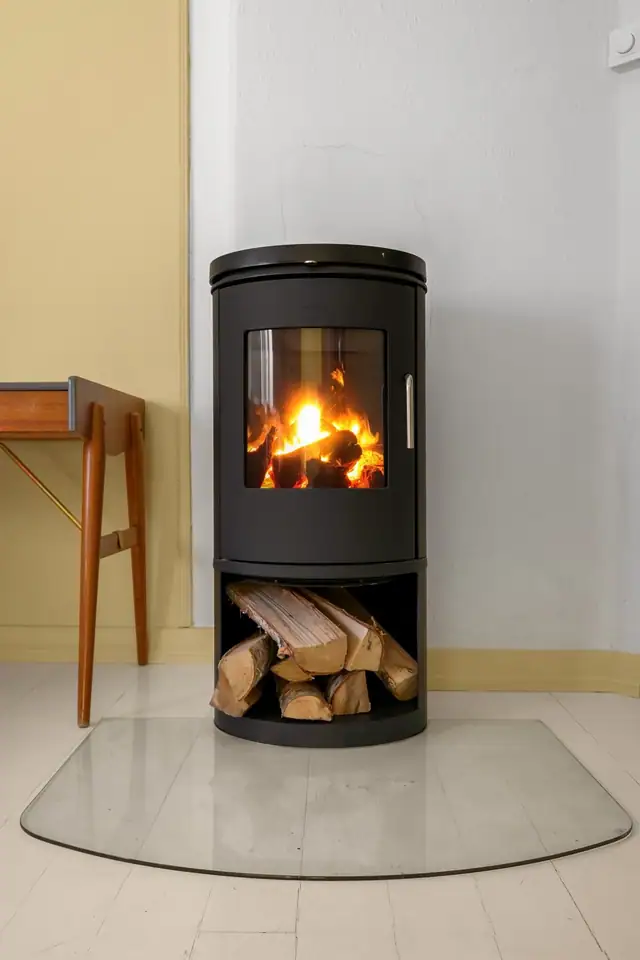 I stuen er det satt inn en nyere peisovn for ekstra varme og hygge, og det er plass til både sofa, godstol og tv-møblement.