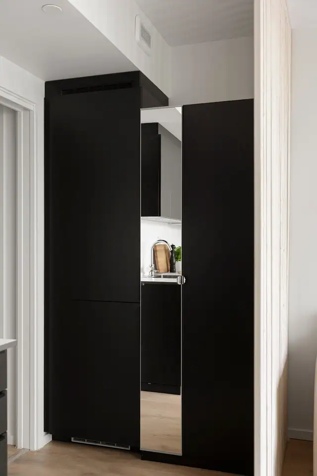 Leiligheten har godt med oppbevaring i garderobeskap i gangen.
