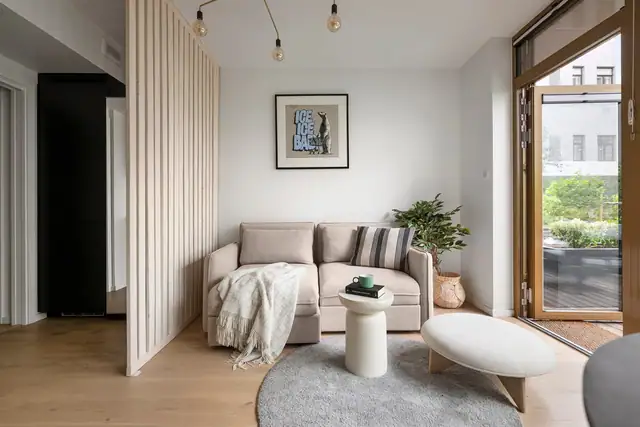 God plass til seng eller sovesofa med øvrig møblement.
