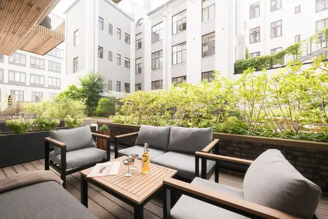 Fra stuen er det utgang til stor terrasse på ca. 14 kvm.