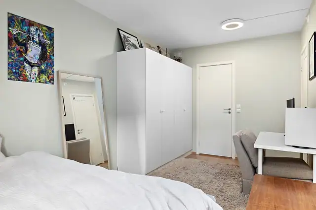 Det er god plass til skrivebord og stort garderobeskap som gir rikelig med oppbevaring for klær og personlige eiendeler.