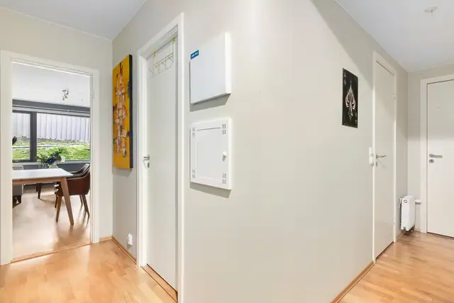 Det er god plass til oppbevaring av jakker og sko, og entréen fungerer som et naturlig velkomstpunkt til boligen.