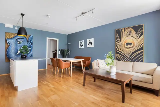 Nikolai Strickland har gleden av å presentere Kirkeveien 71A. Luftig, stor 2/?3 roms med 2 bad, terrasse, heis, garasjeplass + felles takterrasse!