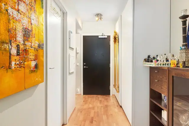 Entréen fremstår som lys og innbydende, med en praktisk planløsning som gir et godt førsteinntrykk.