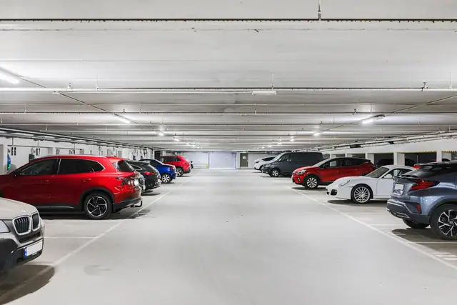 Det medfølger en garasjeplass i felles oppvarmet garasjeanlegg.