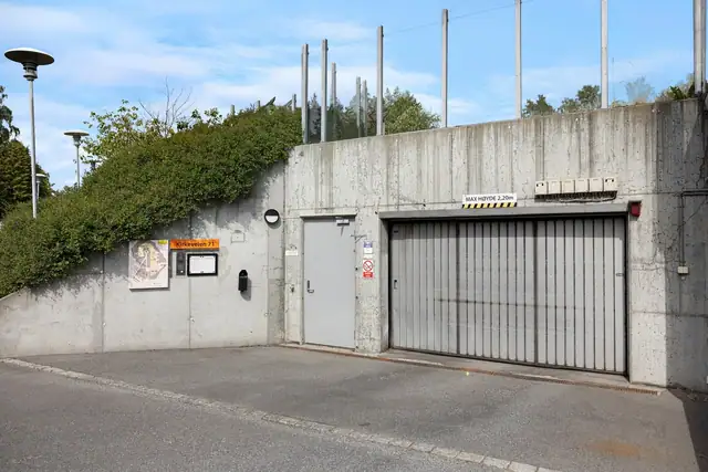 Det medfølger garasjeplass i lukket anlegg.
