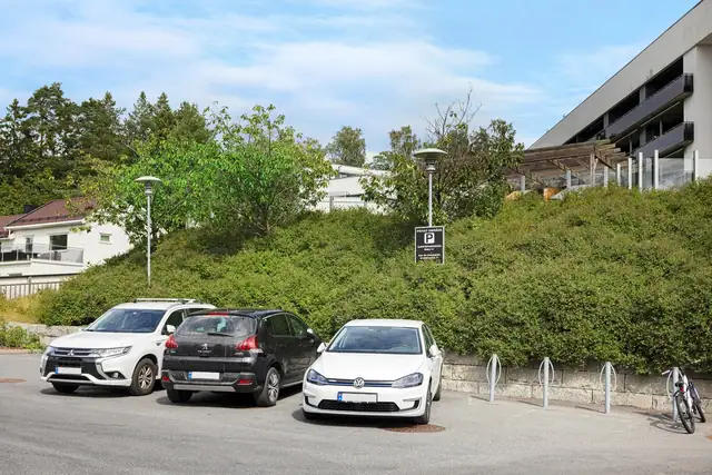 Sameiet har egen parkeringsplass for gjester + sykkelparkering.