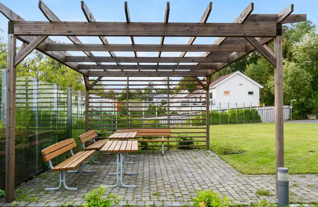 Tomten er pent og parkmessig opparbeidet med store og flotte grøntarealer, prydbusker, asfalterte gangveier og sittegrupper