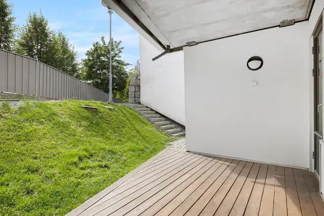 Herlig terrasse på 10 kvm med egen hageflekk! Sol fra morgen til ca 16.00 midtsommers. Ønsker man kveldsol kan man benytte seg av felles takterrasse med fantastisk utsikt!