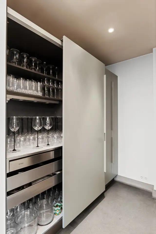Nydelig snekkerbygde skap gjennomgående i hele huset. Disse sitter sømløse i veggene.