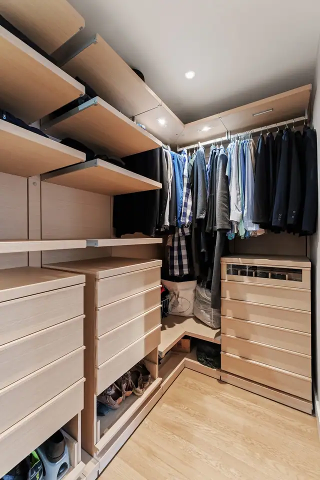 I tilknytning soverommet er det et eget vell organisert walk-in closet med massevis av flotte garderobeløsninger i hele rommet.