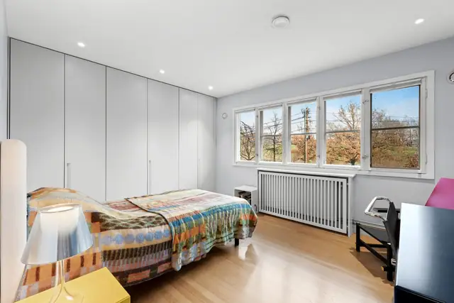 Soverom III gjør seg ypperlig som barnerom, gjesterom eller hjemmekontor. Også her er det massevis av lagringsplass i innebygd garderobe langs hele den ene veggen.