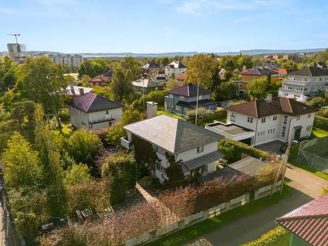Stedet er fredfullt og barnevennlig, preget av vakker villabebyggelse, som ligger omkranset av grønne, idylliske hager. Tomt på nesten 1,2 mål.
