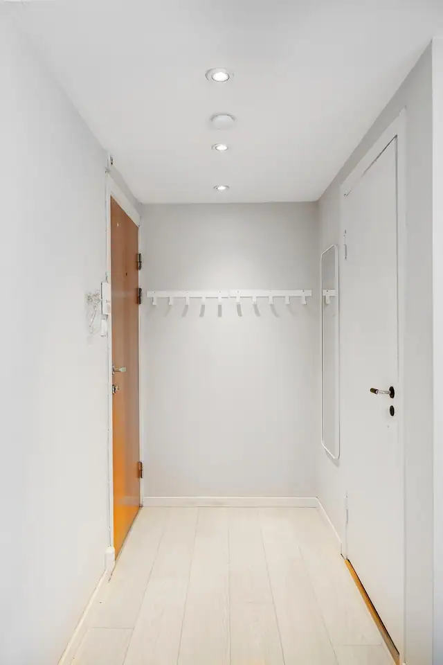 Lys og fin entré. I entréen er det gode muligheter til å lage garderobe/hylleløsninger. Dørcalling.