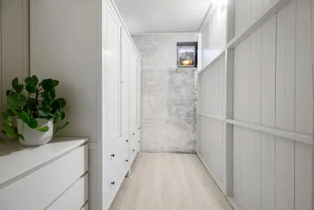 Godt med lagringsplass i to boder på totalt 11 kvm i samme etasje som leiligheten. Her avbildet den ene boden som er innredet som et walk-in closet.