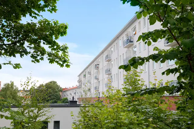 Fasaden sett utenfra den ble pusset opp i 2024.