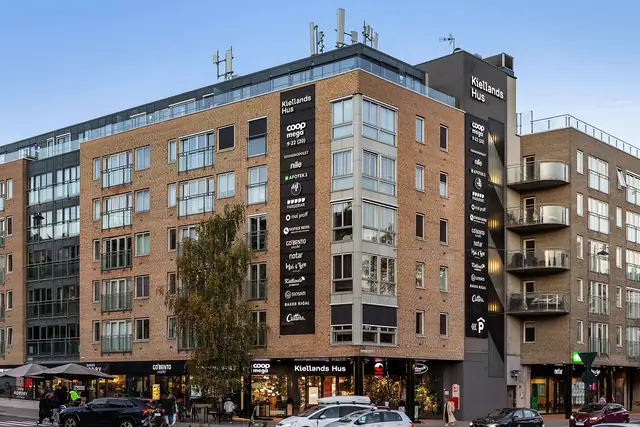 Kun et par minutters gange ned til Kiellands Plass med en bredt utvalg av butikker og servicetilbud.