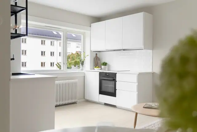 Pent og vellholdt kjøkkeninnredning fra 2020 som nyter godt av flere under-/overskap samt slette fronter.