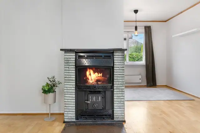 Detaljbilde kamin.