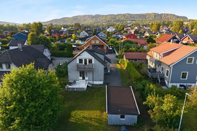 Hel horisontaldelt tomannsbolig med stort potensial.