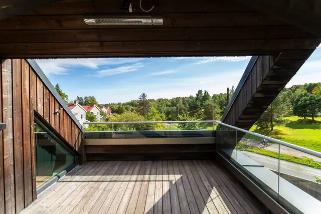 Flott sydvestvendt takterrasse.
