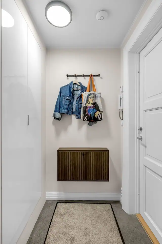 er er det plass til yttertøy og sko i tilhørende plassbygget garderobe og skoskap.
