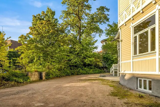 Eiendommen er omkranset av flotte trær og beplantning.