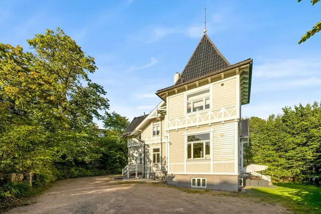 Leiligheten disponerer egen parkeringsplass på gårdsplassen til eiendommen.