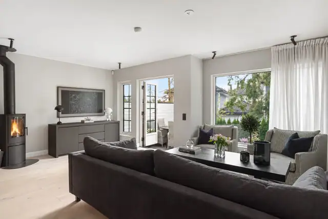 Boligen er ny fra 2024 og byr på moderne komfort med gulvvarme i stue og kjøkken, samt balansert ventilasjon for et behagelig inneklima året rundt.