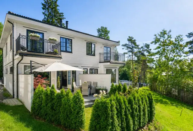 Kombinasjon av herskapelig eleganse og arkitektur - med store vindusflater, flotte lysforhold og en herlig sydvestvendt hage og skjermet beliggenhet innerst i blindvei.