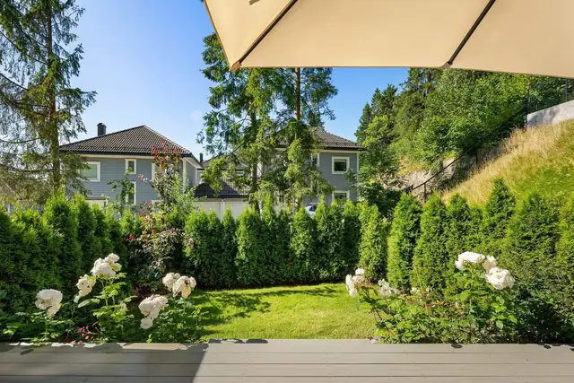 Skjermet og solrik hage med eksklusiv bruksrett - et herlig uterom for store og små. Et uteområde som inviterer til både rolige ettermiddager og hyggelige sammenkomster.