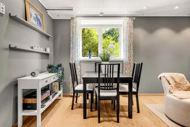 Det er fin plass til sofa, godstol og tv-/mediastasjon, og i nærheten av kjøkkenet kan det innredes med spisebord.