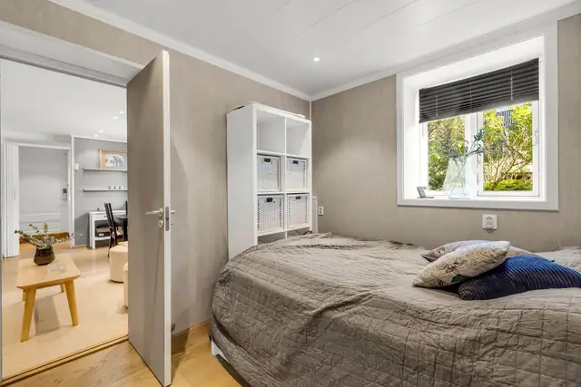 I hoveddelen er det et lys og pent soverom med downlights i himlingen og parkett på gulv med vannbåren gulvvarme.