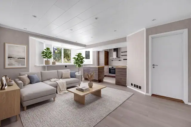 Stuen og kjøkkenet ligger i åpen løsning, og sammen danner de et romslig og pent allrom med fin møbleringsfrihet. Det er downlights i himlingen og det er langt enstavs laminat på gulv over vannbåren gulvvarme.