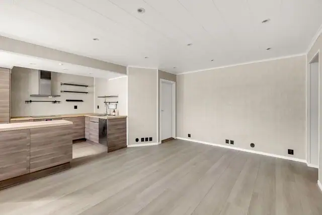 Kjøkkenet, som var nytt i 2013, har et stilrent og pent design med gode benkeflater, stor kjøkkenøy og mye oppbevaringsplass.