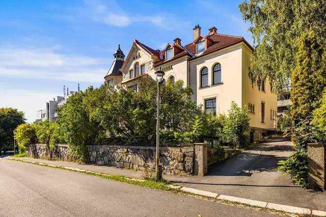 Villa Nissen troner høyt og majestetisk i et veletablert og svært attraktivt boligområde, omgitt av en storslått og parkmessig hage.