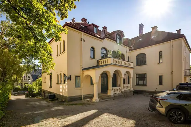 Asfaltert innkjørsel og gruslagt gårdsplass kompletterer det velstelte og klassiske uttrykket. Det er parkering på egen biloppstillingsplass og leie av parkeringsplass utgjør kr 1250,- pr mnd og inngår som en del av felleskostnadene.