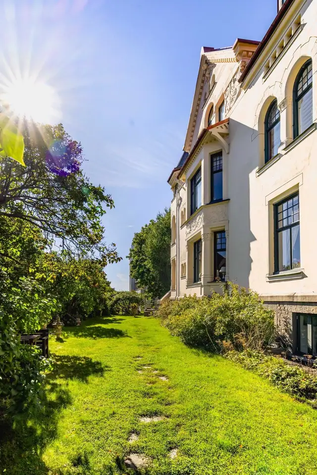 Eiendommen omgis av en stor, felles hage med parkmessige og eventyrlige uteområder.