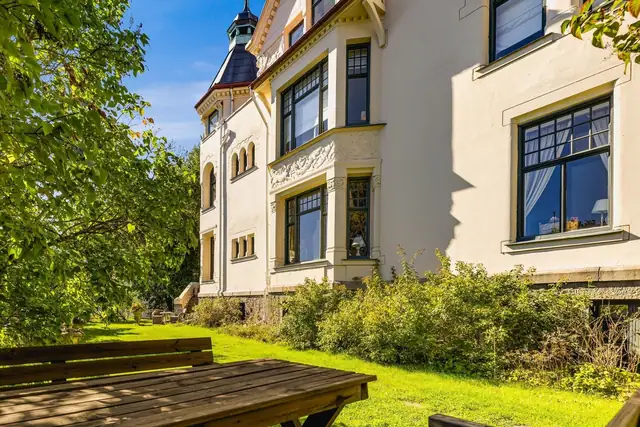 Villa Nissen troner høyt og majestetisk i et veletablert og svært attraktivt boligområde, omgitt av en storslått og parkmessig hage.