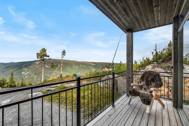 Balkongen gir en flott ramme rundt utsikten og fjellopplevelsen.