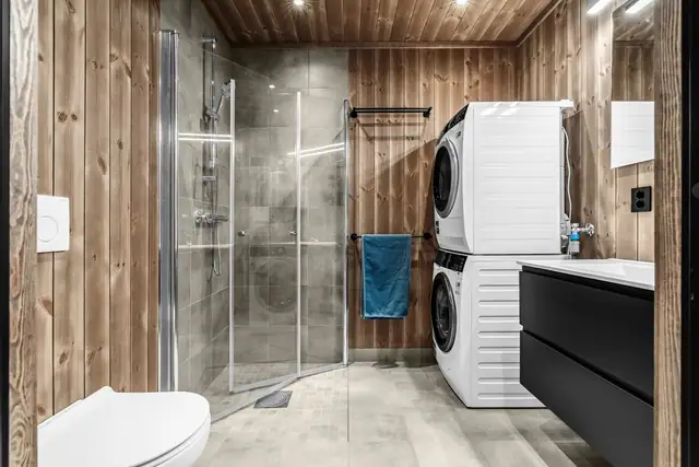Det ene badet har opplegg for vaskemaskin og fungerer også som vaskerom.