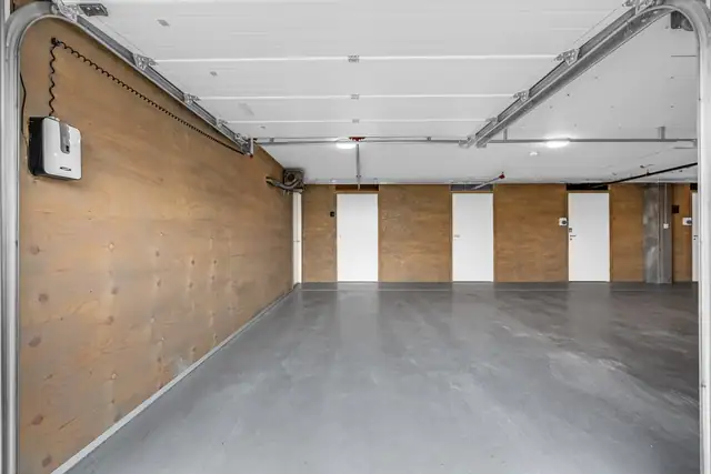 Det følger med egen garasjeplass og sportsbod i byggets underetasje.