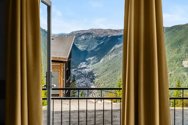 Fra leiligheten kan du nyte den spektakulære utsikten mot Rjukan og fjellandskapet.